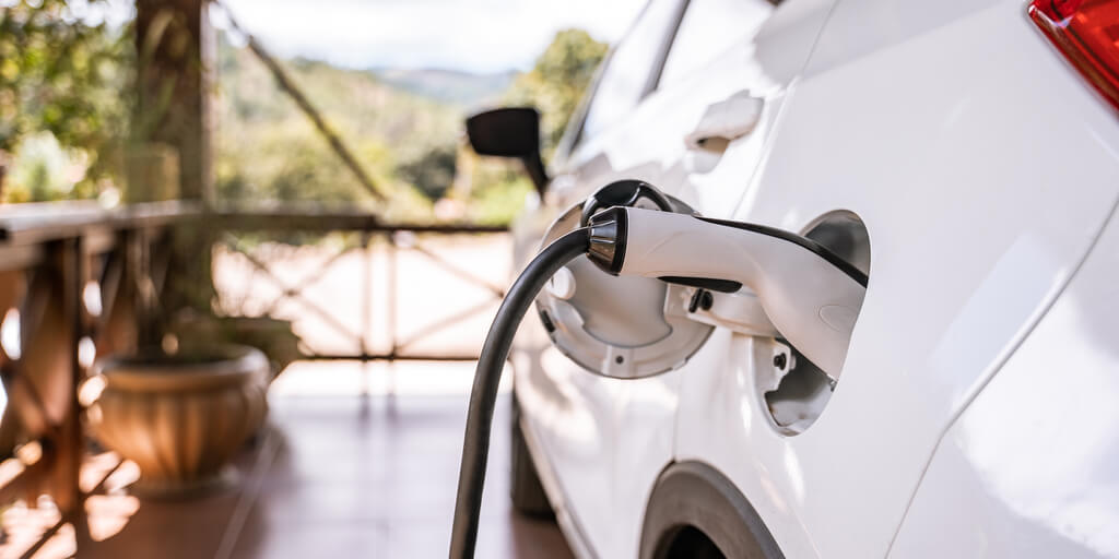 how much does it cost to charge an electric car at home uk